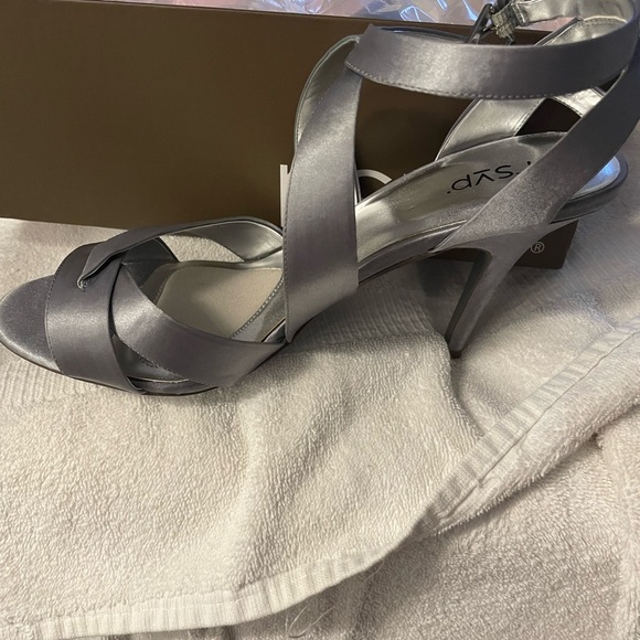 Silver high heeled sandal    Never worn new in box. Diamond on buckle size 11 - Picture 4 of 7